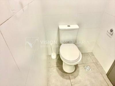 Oportunidad Alquiler de Local Comercial en la Esquina de Av Gral Rivera y Mario Cassinoni casi Bvar Artigas. $100.000 pesos mensuales, sin GC. Son 95 m2, Planta Baja.