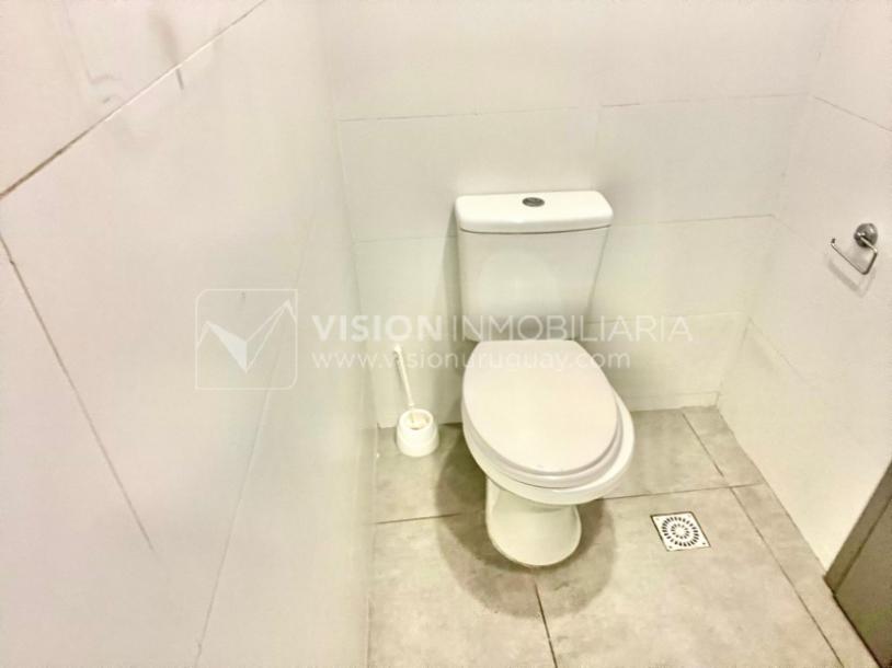 Oportunidad Alquiler de Local Comercial en la Esquina de Av Gral Rivera y Mario Cassinoni casi Bvar Artigas. $100.000 pesos mensuales, sin GC. Son 95 m2, Planta Baja.-35