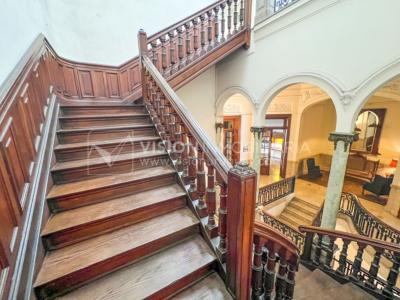 Venta de Palacete: Mansión señorial de 1913 de 690 m2 interiores y 224 de terrazas; 4 plantas, una reciclada inmaculada de gran nivel, completamente Amueblada. Ciudad Vieja. Inversión: U$ 400.000 dólares