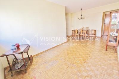 Excelente Apartamento en Pocitos, Pagola casi Rambla; 3 dormitorios y 2 baños, cocina definida. Con Garaje.