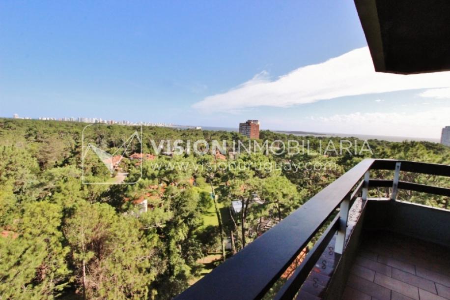 Apartamento en piso alto, 2 dorm. y servicio, muy amplios ambientes 118m2 con amenities y gran confort.-25