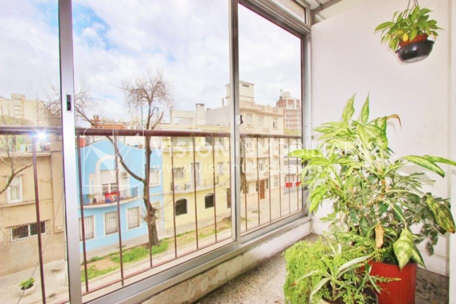 Acogedor apartamento en Pocitos, 3 dormitorios y 2 baños, cocina definida, todo al frente.-11