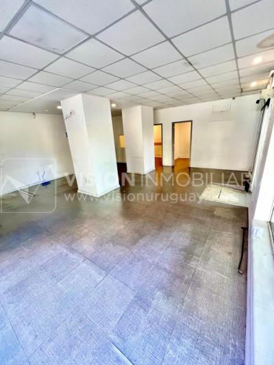Oportunidad Alquiler de Local Comercial en la Esquina de Av Gral Rivera y Mario Cassinoni casi Bvar Artigas. $100.000 pesos mensuales, sin GC. Son 95 m2, Planta Baja.