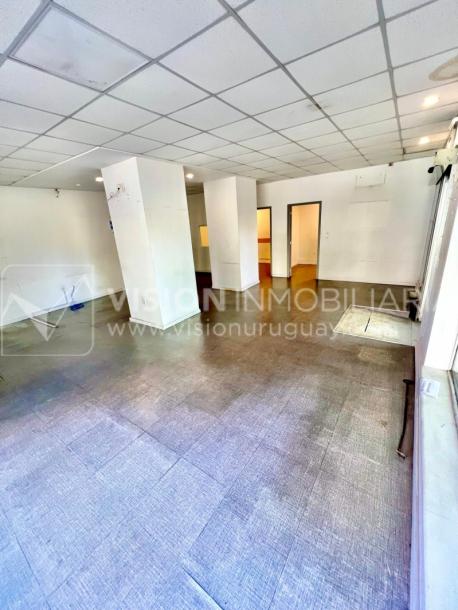 Oportunidad Alquiler de Local Comercial en la Esquina de Av Gral Rivera y Mario Cassinoni casi Bvar Artigas. $100.000 pesos mensuales, sin GC. Son 95 m2, Planta Baja.-16
