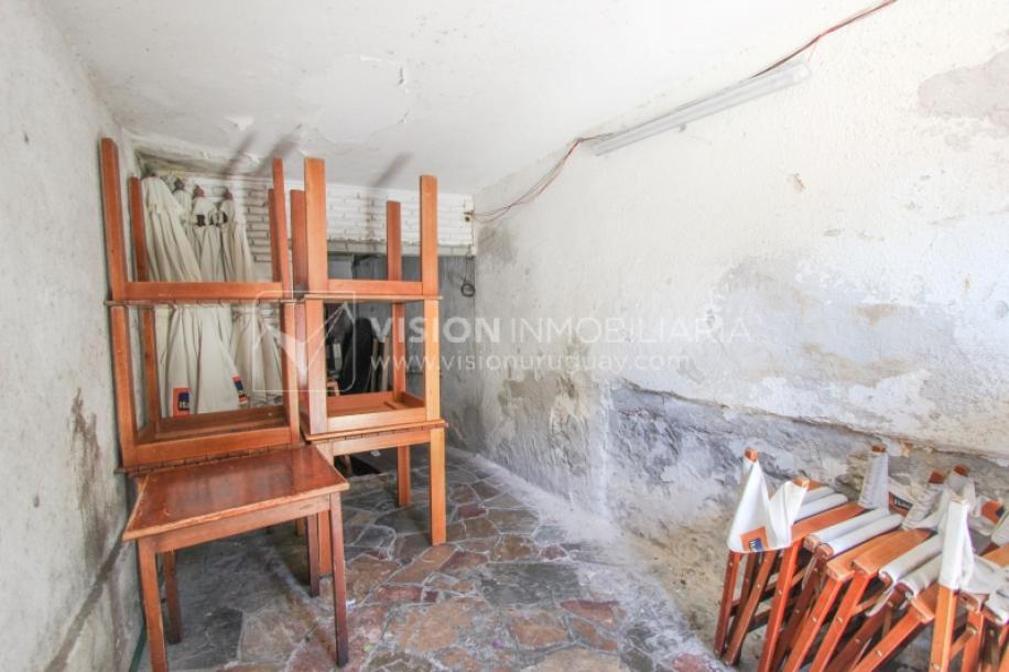 Padrón Único de 280 m2 en Punta Carretas a 50 mts. de Rambla. 132 m2 construidos. Ideal para proyectar su casa, edificio de 3 o 4 pisos, empresa, local gastronómico o restaurante, clínica, instituto u otro. Originalmente 2 dorm y 2 baños, garaje, pat-53