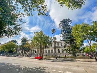 Apartamento con Renta en Venta al frente 2 Dormitorios 2 Baños, La Blanqueada, Av. 8 de Octubre, en Piso 3. Semiequipado. Amenities: 3 Parrilleros, gran Patio Juegos para Niños. Portería y Vigilancia