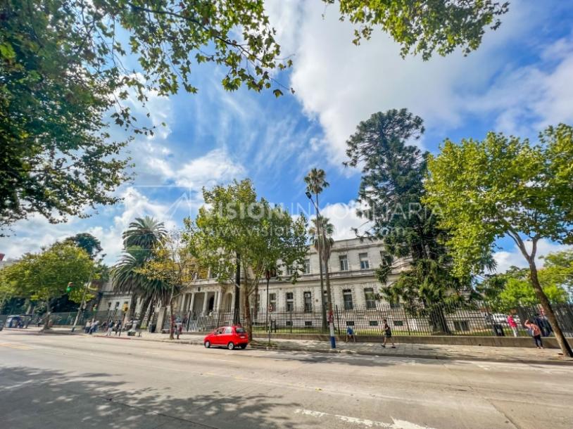 Apartamento con Renta en Venta al frente 2 Dormitorios 2 Baños, La Blanqueada, Av. 8 de Octubre, en Piso 3. Semiequipado. Amenities: 3 Parrilleros, gran Patio Juegos para Niños. Portería y Vigilancia-91