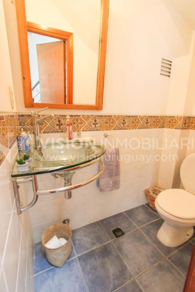 Casa inmaculada, reciclaje gran nivel, diseño y confort, Padrón Único, Punta Carretas; 3 dorm y 3 baños, barbacoa cerrada y terraza al frente, patio interior, 202 m2 construidos. A 20 mts. de Rambla, vista lateral al mar.