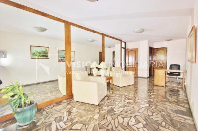 Acogedor apartamento en Pocitos, 3 dormitorios y 2 baños, cocina definida, todo al frente.