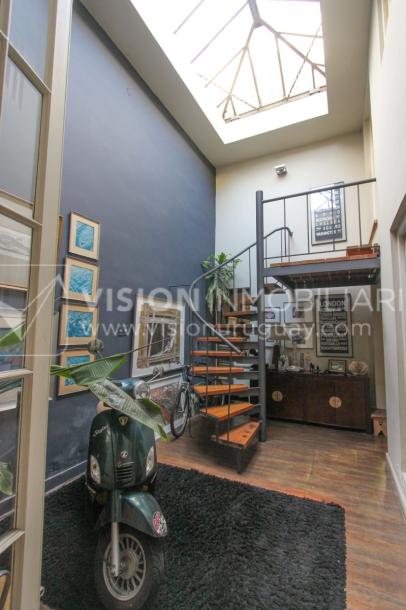 Casa de diseño, Padrón Único, Pocitos; 2 dorm en Suite, enorme salón doble altura, terreno 219 m2 con buen fondo y parrillero, 203 m2 construidos, Garaje.-20