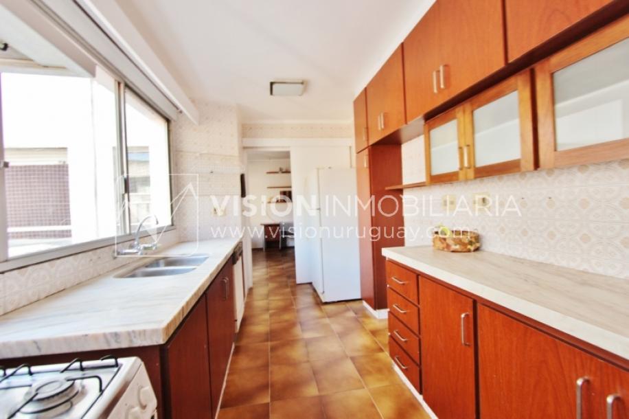 Alquila Apto. de 200m2 sobre el Parque Villa Biarritz, 3 dorm+servicio, garaje-64