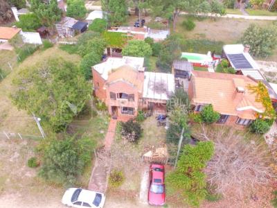 Casa moderna 2 dorm, 2 baños, 409 m2 terreno y 157m2 construidos, Fortin de Santa Rosa, con buen fondo y barbacoa, Garaje.