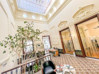 Oportunidad de Inversión: Venta de Mansión de 1905 de prestancia Señorial. Son 676 m2 en 2 plantas. Inmaculada, gran nivel. Amueblada. Ciudad Vieja. Terreno de 393 m2. Fachada de 10,5 mts. por calle Misiones. Protección Patrimonial grado 3 - U$ 507.1