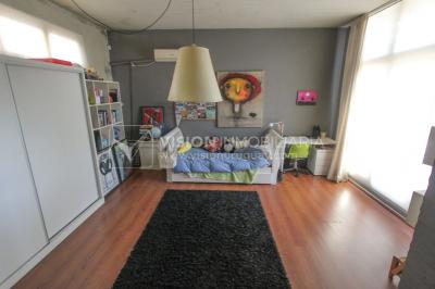 Casa de diseño, Padrón Único, Pocitos; 2 dorm en Suite, enorme salón doble altura, terreno 219 m2 con buen fondo y parrillero, 203 m2 construidos, Garaje.