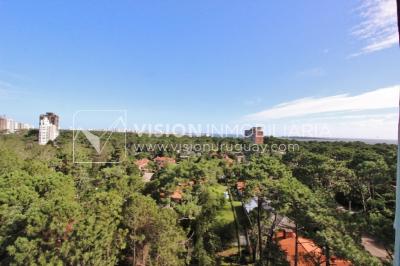 Apartamento en piso alto, 2 dorm. y servicio, muy amplios ambientes 118m2 con amenities y gran confort.