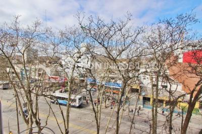 Apartamento con Renta al frente sobre Av. 8 de Octubre casi Propios, en 5to Piso, 3 dormitorios y 1 baño, impecable