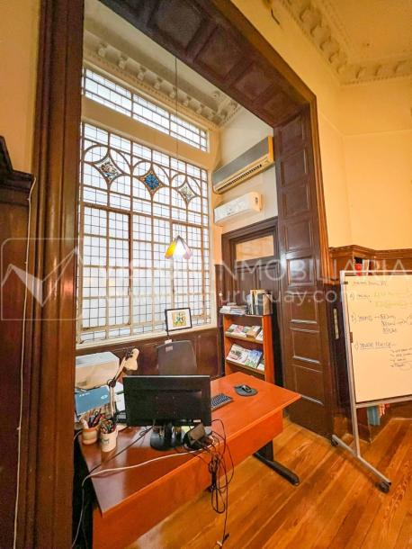 Oportunidad de Inversión: Venta de Mansión de 1905 de prestancia Señorial. Son 676 m2 en 2 plantas. Inmaculada, gran nivel. Amueblada. Ciudad Vieja. Terreno de 393 m2. Fachada de 10,5 mts. por calle Misiones. Protección Patrimonial grado 3 - U$ 507.1-27