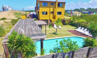 Espectacular Casa en Punta del Diablo a pasos del mar; piscina climatizada, barbacoa, chillout.