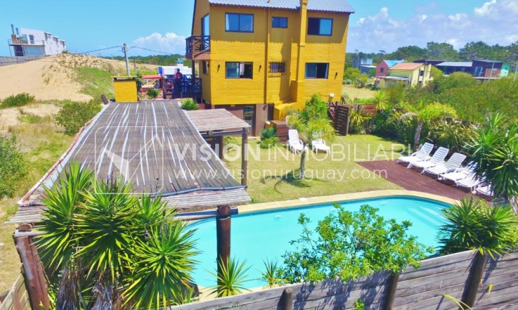 Espectacular Casa en Punta del Diablo a pasos del mar; piscina climatizada, barbacoa, chillout.-14