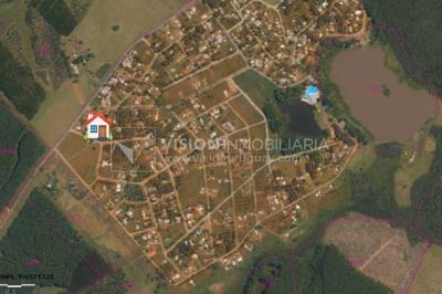Venta de Casa / Chacra en Lagos del Norte, Rivera. 1.769 m2 de Terreno y 137 m2 Construidos. Piscina. Casa en una planta, Construcción Tradicional con Tejas. 4 dormitorios y 2 baños completos. Gran estufa a Leña. U$ 115.000 dólares