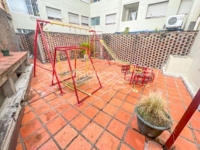 Apartamento con Renta en Venta al frente 2 Dormitorios 2 Baños, La Blanqueada, Av. 8 de Octubre, en Piso 3. Semiequipado. Amenities: 3 Parrilleros, gran Patio Juegos para Niños. Portería y Vigilancia