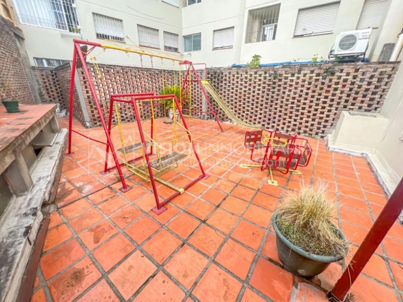 Apartamento con Renta en Venta al frente 2 Dormitorios 2 Baños, La Blanqueada, Av. 8 de Octubre, en Piso 3. Semiequipado. Amenities: 3 Parrilleros, gran Patio Juegos para Niños. Portería y Vigilancia-68