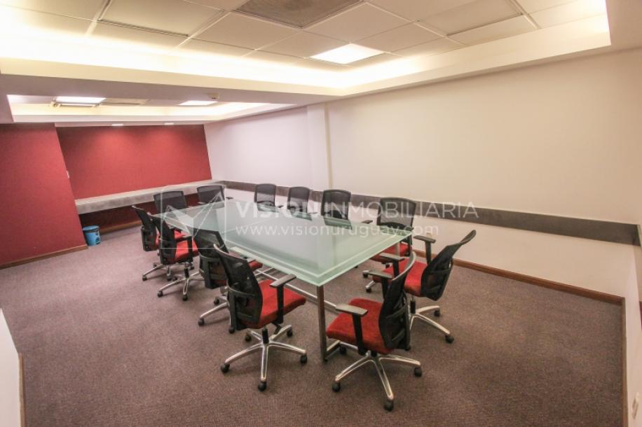 Alquiler de Oficina doble 5to Piso al Frente, 60m2 dos entradas dos baños, Pza Independencia esq Juncal Centro Ciudad Vieja-14