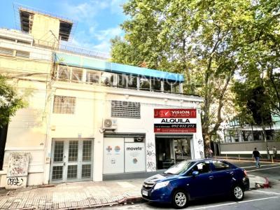 Oportunidad Alquiler de Local Comercial en la Esquina de Av Gral Rivera y Mario Cassinoni casi Bvar Artigas. $100.000 pesos mensuales, sin GC. Son 95 m2, Planta Baja.