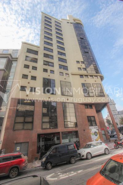 Alquiler de Oficina doble 5to Piso al Frente, 60m2 dos entradas dos baños, Pza Independencia esq Juncal Centro Ciudad Vieja