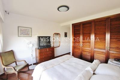 Apartamento en piso alto, 2 dorm. y servicio, muy amplios ambientes 118m2 con amenities y gran confort.