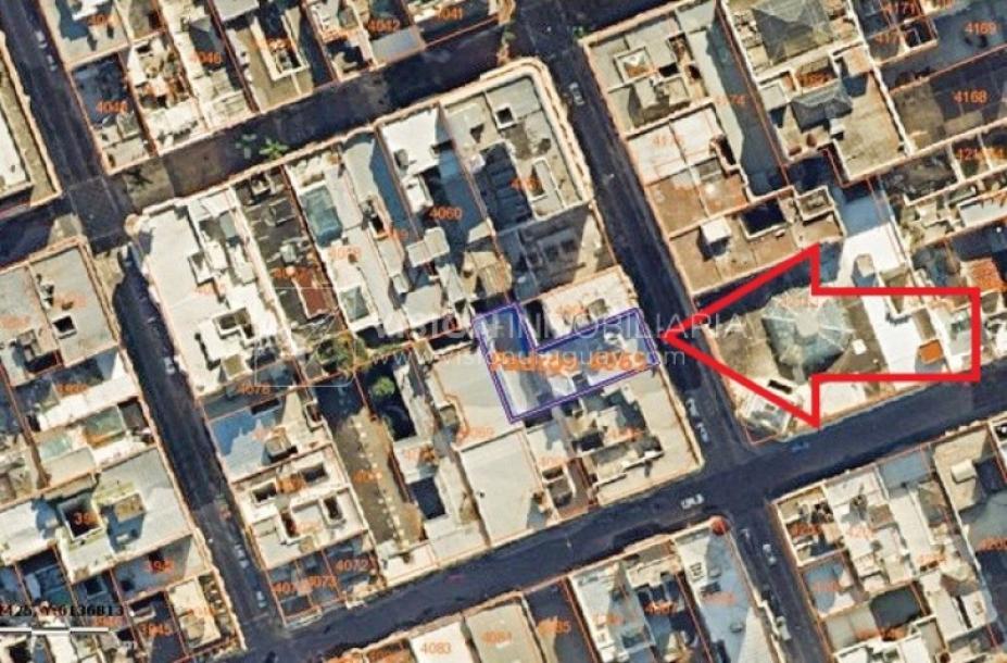 Oportunidad de Inversión: Venta de Mansión de 1905 de prestancia Señorial. Son 676 m2 en 2 plantas. Inmaculada, gran nivel. Amueblada. Ciudad Vieja. Terreno de 393 m2. Fachada de 10,5 mts. por calle Misiones. Protección Patrimonial grado 3 - U$ 507.1-100