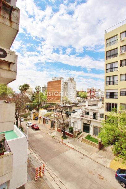 Acogedor apartamento en Pocitos, 3 dormitorios y 2 baños, cocina definida, todo al frente.-35