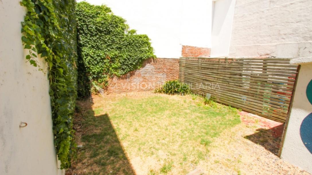 Padrón Único de 280 m2 en Punta Carretas a 50 mts. de Rambla. 132 m2 construidos. Ideal para proyectar su casa, edificio de 3 o 4 pisos, empresa, local gastronómico o restaurante, clínica, instituto u otro. Originalmente 2 dorm y 2 baños, garaje, pat-29