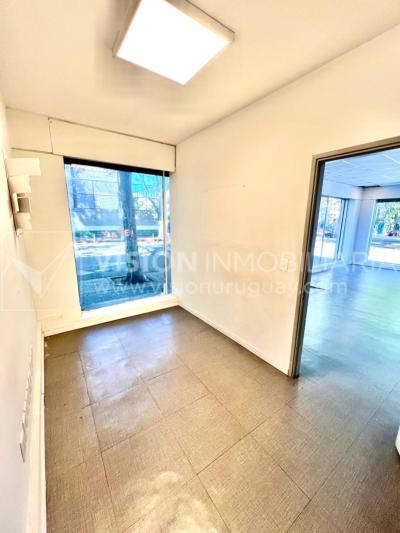 Oportunidad Alquiler de Local Comercial en la Esquina de Av Gral Rivera y Mario Cassinoni casi Bvar Artigas. $100.000 pesos mensuales, sin GC. Son 95 m2, Planta Baja.