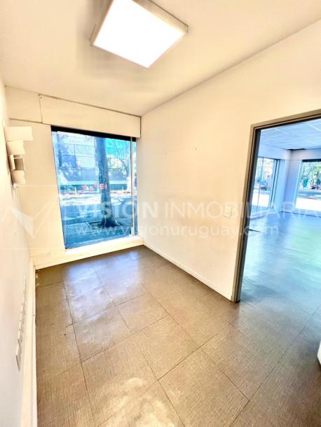 Oportunidad Alquiler de Local Comercial en la Esquina de Av Gral Rivera y Mario Cassinoni casi Bvar Artigas. $100.000 pesos mensuales, sin GC. Son 95 m2, Planta Baja.-22