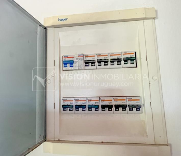 Venta de Casa en Santa Lucia del Este: 2 Dorm. y Baño, más Apto. 1 Dorm. y Baño. Estufa a Leña, Parrillero, Jardín, Fondo, Cochera Porsche, Cerco. 554 m2 de Terreno, 125 m2 construidos. a 150 mts de la Rambla. Se vende Totalmente Amueblada y Equipada-34