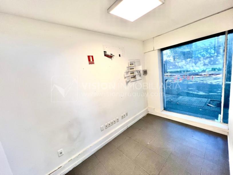 Oportunidad Alquiler de Local Comercial en la Esquina de Av Gral Rivera y Mario Cassinoni casi Bvar Artigas. $100.000 pesos mensuales, sin GC. Son 95 m2, Planta Baja.-23