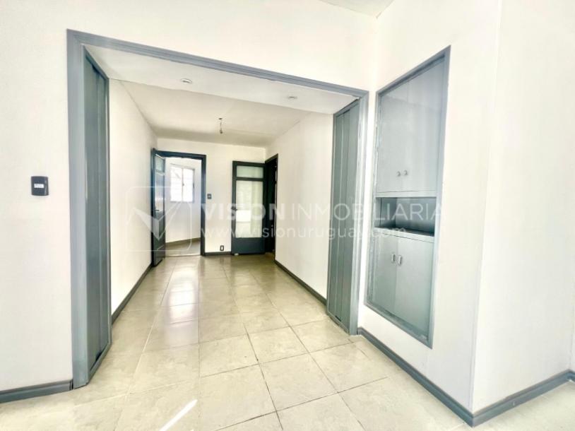 Apartamento Duplex en Venta ideal Renta. Al frente, 4 Dormitorios y 2 Baños, La Unión sobre Av. 8 de Octubre, Piso 1 por escalera, reciclado, impecable para entrar ya. 204 m2 totales 111 m2 interiores + 93 m2 Terrazas. Parrillero.-15