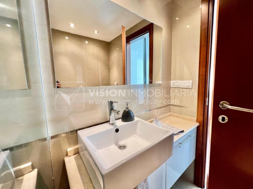 Apartamento en Venta en Pocitos / Punta Carretas.  Bajó de Precio!!  2 Dormitorios, uno en Suite con Vestidor.  2 Baños, Balcón, terminaciones Premium.  Se vende Amueblado. Tiene cómodo Garaje para 1 auto.  Piso 4 al frente.  Amenities: Barbacoa y Gy-43