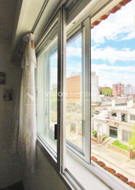 Acogedor apartamento en Pocitos, 3 dormitorios y 2 baños, cocina definida, todo al frente.-34