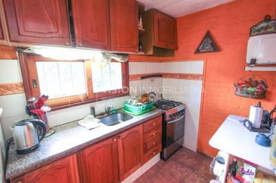 Casa moderna 2 dorm, 2 baños, 409 m2 terreno y 157m2 construidos, Fortin de Santa Rosa, con buen fondo y barbacoa, Garaje.