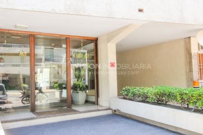 Apto Pocitos esq. Rambla, 3 Dorm 2 Baños, Cocina definida, 2do Piso al Frente, Garaje.