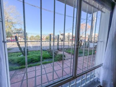 Casa en Venta de 3 Dormitorios, 2 Baños, Garaje, Jardín y Patio. 130 m2 construidos en Propiedad Horizontal -padrón de 290 m2-, en Malvín Sur a 50 mts. de Plaza Italia. U$ 220.000