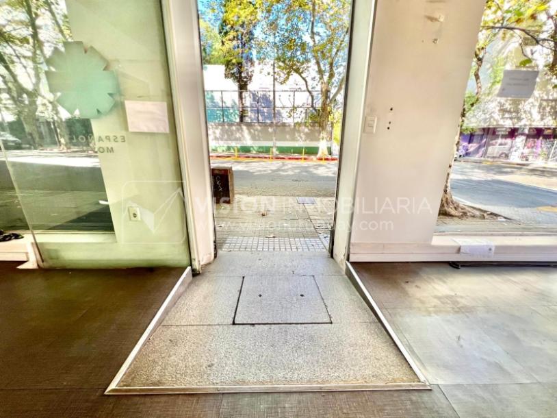 Oportunidad Alquiler de Local Comercial en la Esquina de Av Gral Rivera y Mario Cassinoni casi Bvar Artigas. $100.000 pesos mensuales, sin GC. Son 95 m2, Planta Baja.-7