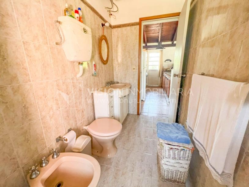 Venta de Casa en Santa Lucia del Este: 2 Dorm. y Baño, más Apto. 1 Dorm. y Baño. Estufa a Leña, Parrillero, Jardín, Fondo, Cochera Porsche, Cerco. 554 m2 de Terreno, 125 m2 construidos. a 150 mts de la Rambla. Se vende Totalmente Amueblada y Equipada-41