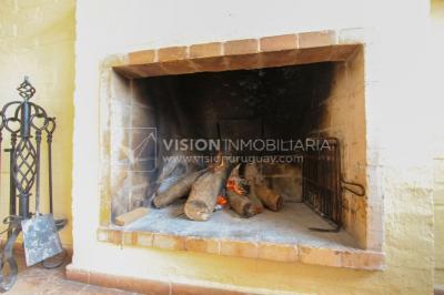 Casa moderna 2 dorm, 2 baños, 409 m2 terreno y 157m2 construidos, Fortin de Santa Rosa, con buen fondo y barbacoa, Garaje.