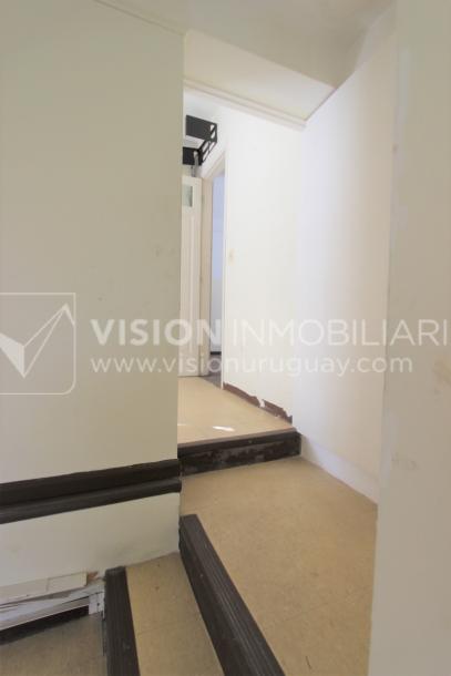 Padrón único de 641m2 en Pocitos con Casa de 13 ambientes, 302m2 construidos.-69