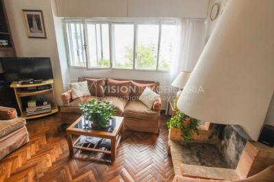 Apartamento en Pocitos, 2 dormitorios y 1 baño, Al Frente, 400 mts de Rambla, con Estufa a Leña y con Balcón - U$ 175.000