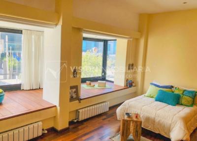 Casa inmaculada, reciclaje gran nivel, diseño y confort, Padrón Único, Punta Carretas; 3 dorm y 3 baños, barbacoa cerrada y terraza al frente, patio interior, 202 m2 construidos. A 20 mts. de Rambla, vista lateral al mar.