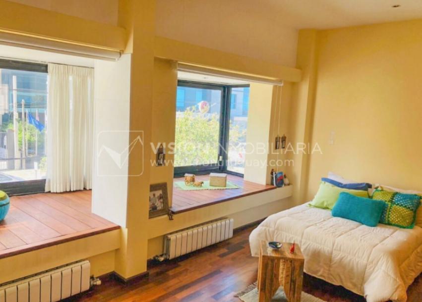 Casa inmaculada, reciclaje gran nivel, diseño y confort, Padrón Único, Punta Carretas; 3 dorm y 3 baños, barbacoa cerrada y terraza al frente, patio interior, 202 m2 construidos. A 20 mts. de Rambla, vista lateral al mar.-38